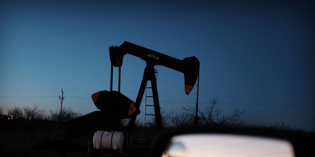 Oil futures fall for a fourth week in row