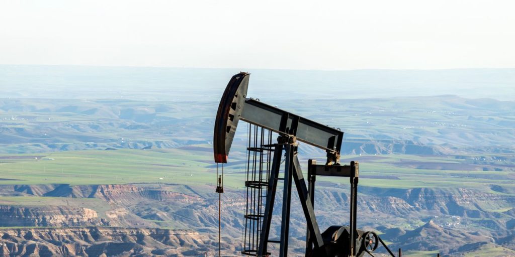 Oil futures tally a second weekly decline