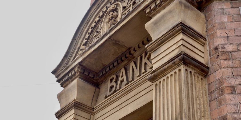 Bank borrowing from the Fed falls for first time in two months