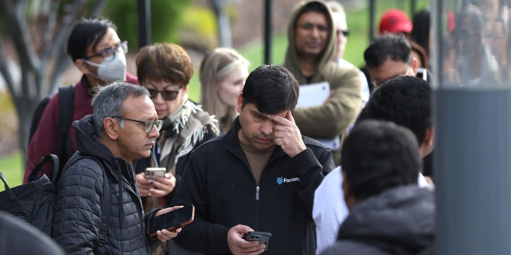 Opinion: Bank failures now happen at warp speed. The Fed needs to do more to stop them.