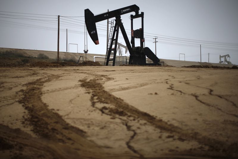 US drillers cut oil and gas rigs for eighth week in a row – Baker Hughes