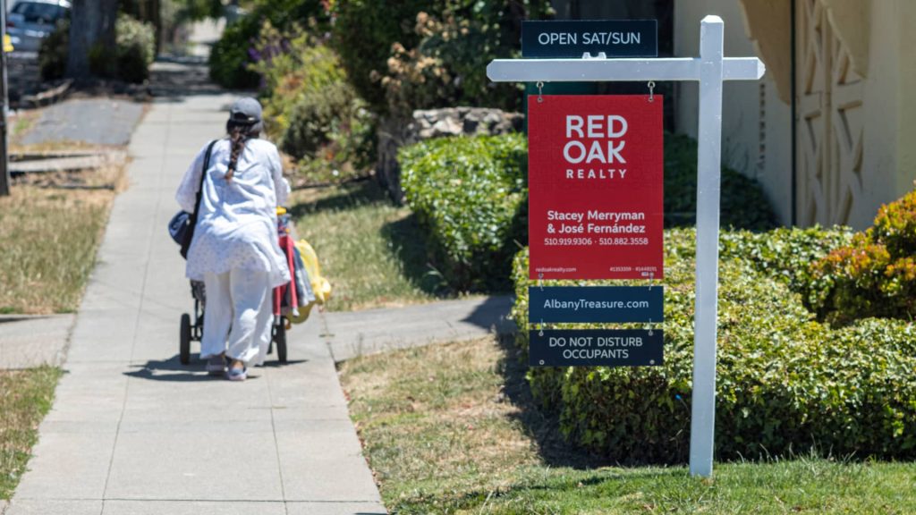 Mortgage demand drops to lowest level in a month, as interest rates rise