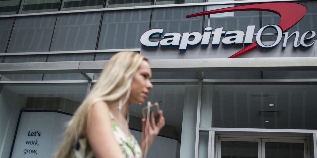 U.S. bank lending falls in latest week, Fed says