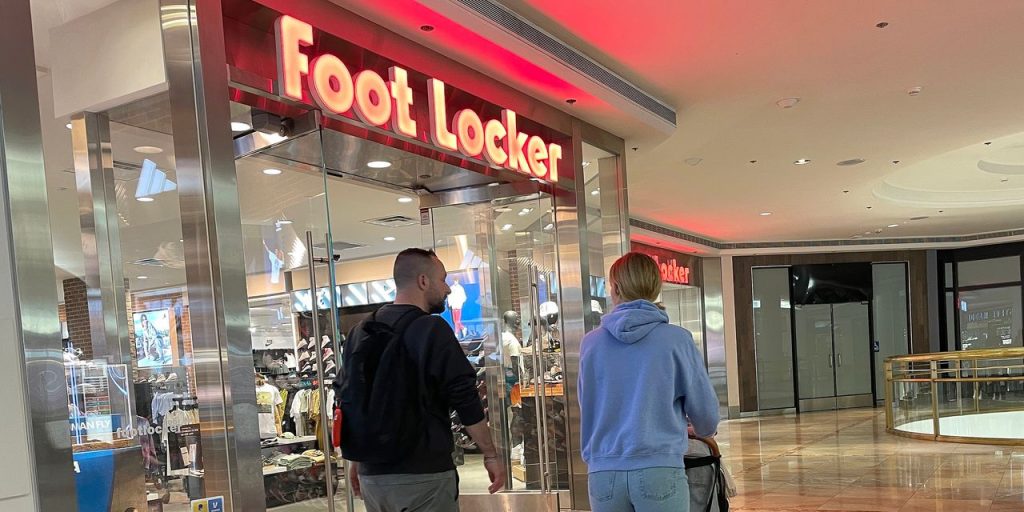 U.S. retail sales barely rise, pointing to weak spots in the economy