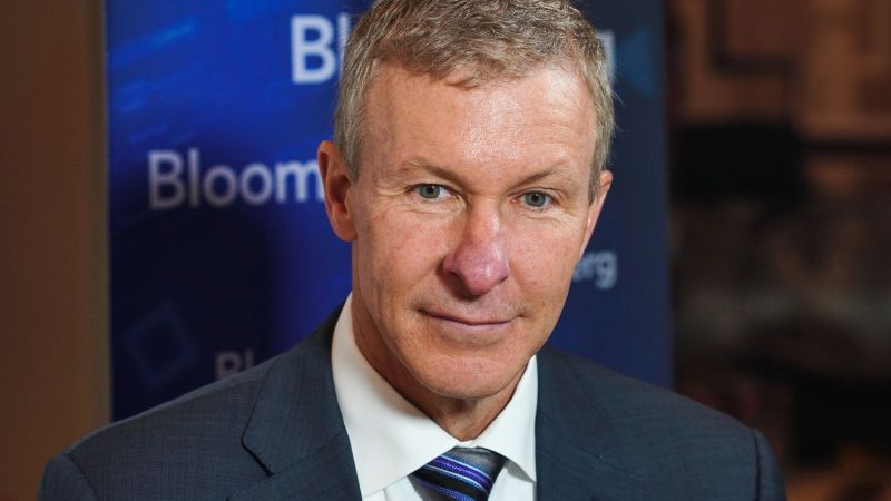 United CEO apologizes for flying private as airline cancels thousands of flights