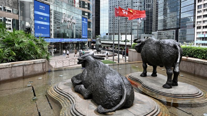 Hong Kong stocks slump on worries about Chinese banks, US interest rates