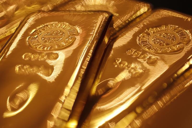 Analysts trim gold outlook in absence of fresh spur: Reuters poll