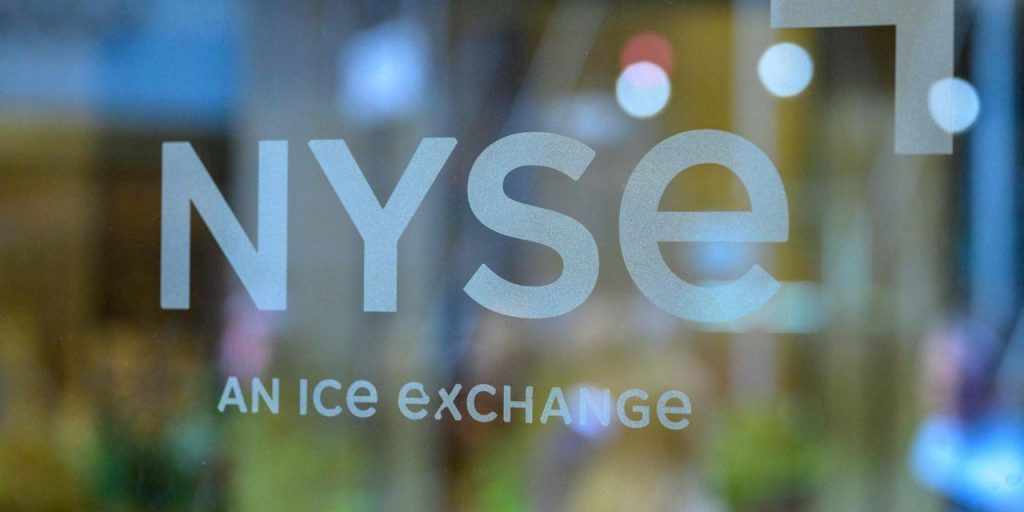 U.S. stocks end mostly lower as bounce fizzles; bank shares slide