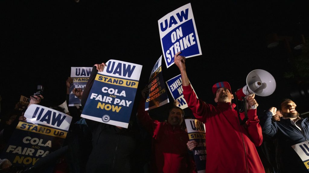Striking auto workers want a 40% pay increase—the same rate their CEOs’ pay grew in recent years