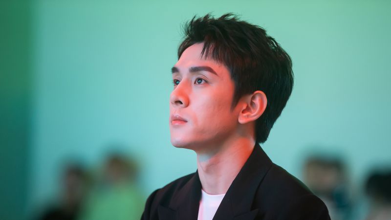 China’s ‘Lipstick King’ tearfully apologizes after online spat highlighting country’s economic woes