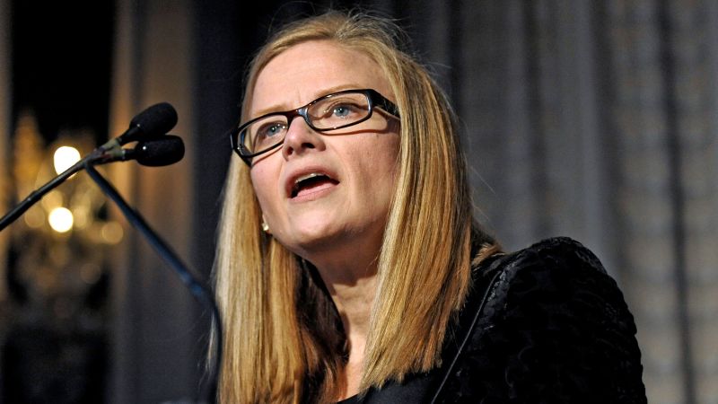 Former Wells Fargo executive avoids prison time for her role in fake-accounts fraud