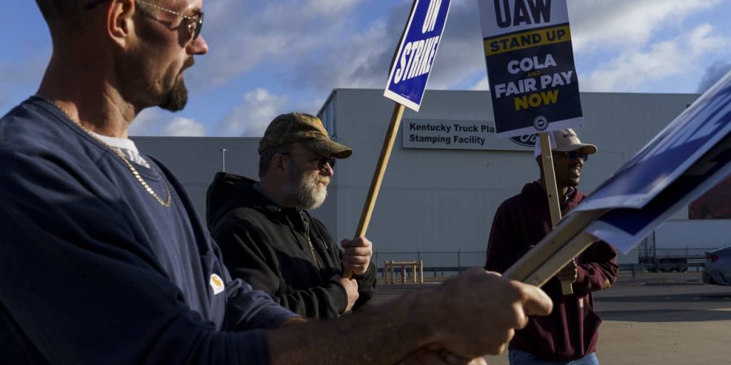 Ford and GM Stock Have Struggled. It’s Not the UAW’s Fault.
