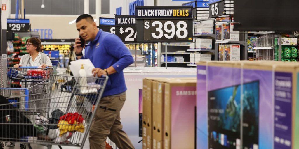 Will consumers go on a holiday season spending binge? Not this year, experts say.