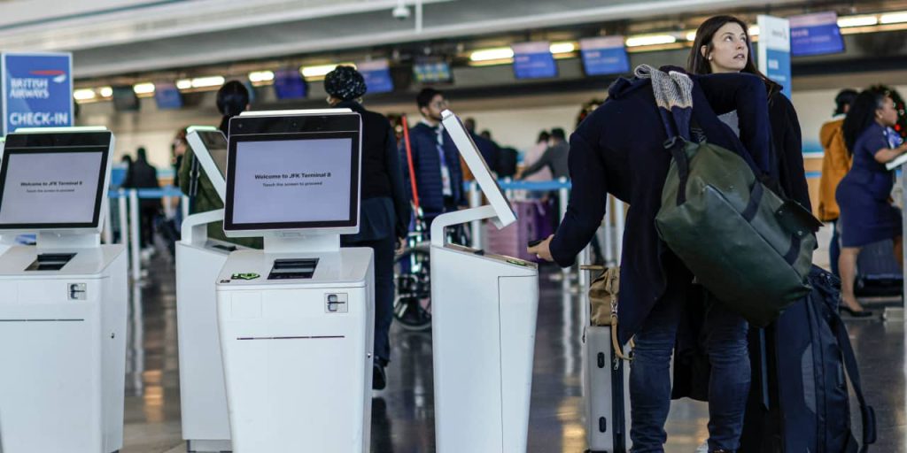 Economy still flashing recession signs, U.S. leading index finds